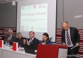 Prof. Bataveljić (za govornicom) doveo je prof. Rohrbaha (prvi s leva) na Privrednu akademiju u Novom Sadu