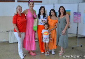 Sunčica  Mitrović sa koleginicama na izložbi dečjih radova