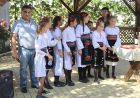 Saša Dujin i Tatjana Vlaškalin sa članovima KUD Bećarac na otvaranju Tradicionalne berbe u Glavaševoj kući