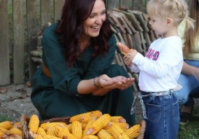 Tradicija je nastavljena: Ljubica Bošković sa najmlađom učesnicom u takmičenju krunjenja kukuruza