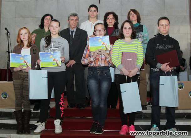 Prof. dr Slobodan Popov u društvu nagrađenih učenika i njihovih mentora