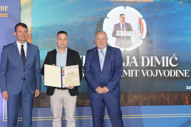 Nemanja Dimić sa priznajem PKV, u društvu Igora Mirovića i Boška Vučurevića
