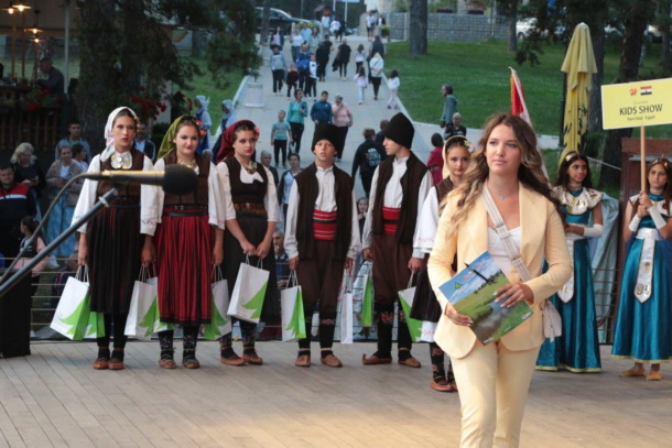 Katarina Čubrak ispred Turističke organizacije Zlatibor vodila je program Liciderskog srca 2023