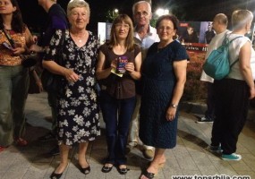 Mara Milovanović (prva s leva) dovela je na izložbu grupu iz Pećinaca