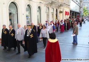 Učesnici Svetskog kongresa udruženja vinskih vitezova u šetnji Knez Mihajlovom
