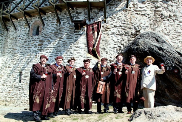 Vitezovi vina banatskog vinskog reda Sveti Teodor pozivaju vinoljupce u Vršac