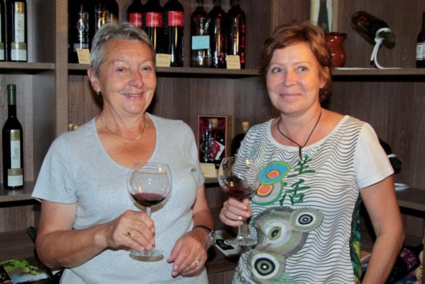 Stanislava Stejskalova (levo) i Libuša Lapuchkova u vinoteci Naša vina