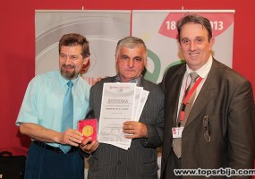 Cane Minić sa sa osvojenim priznanjima