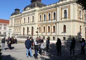 Turisti u obilasku zgrade Bogoslovije Sv. Arsenija u Sremskim Karlovcima