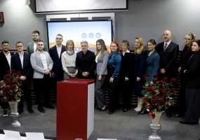 Zajednički snimak besedničara sa organizatorima tkmičenja