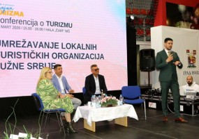 Dr Goran Milosavljević sa kolegama na panelu o "Umrežavanju lokalnih TO Južne Srbije"