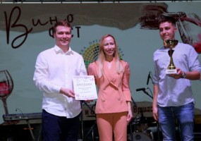  Gradonačelnica Vršca Dragana Mitrović uručila je priznanje Ivanu i Jovanu Stojšić iz Vinarije Selecta Gudurica za najbolje ocenjeno vino festivala