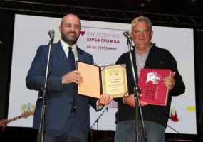 Dražen Đurđić uručio je posebno priznanje Milanu Ubaviću za najbolju vinariju u 2024. godini