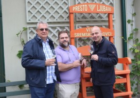 Dr Milan Ubavić (levo) sa prijateljima na otvaranju Dana otvorenog podruma Vinarije VINUM